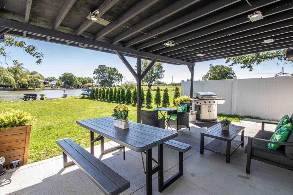 2 Bedroom Getaway On The River/Close To Marina Belle River Extérieur photo