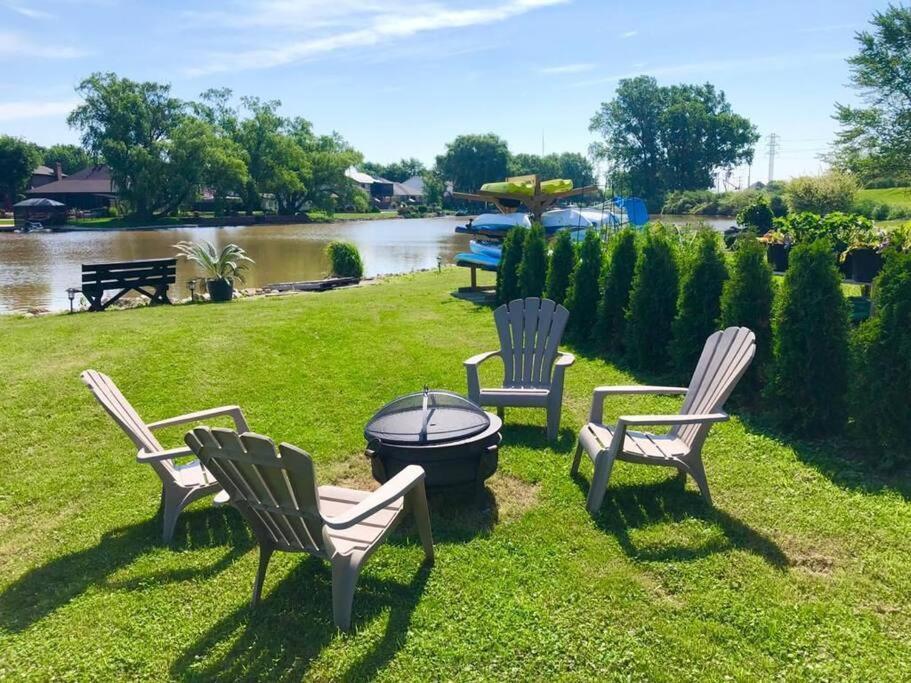 2 Bedroom Getaway On The River/Close To Marina Belle River Extérieur photo