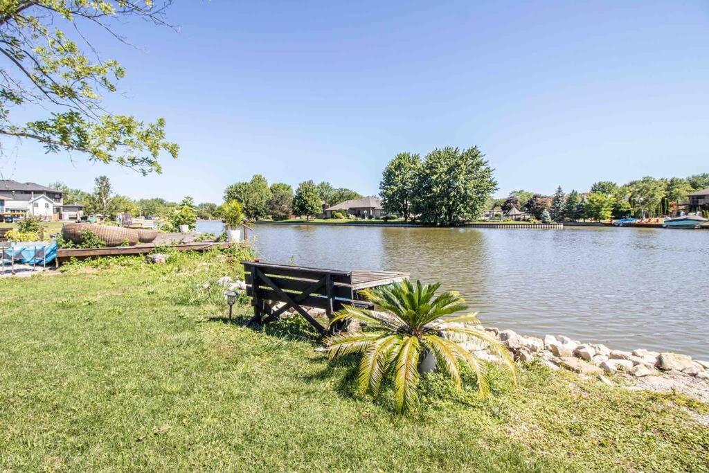 2 Bedroom Getaway On The River/Close To Marina Belle River Extérieur photo