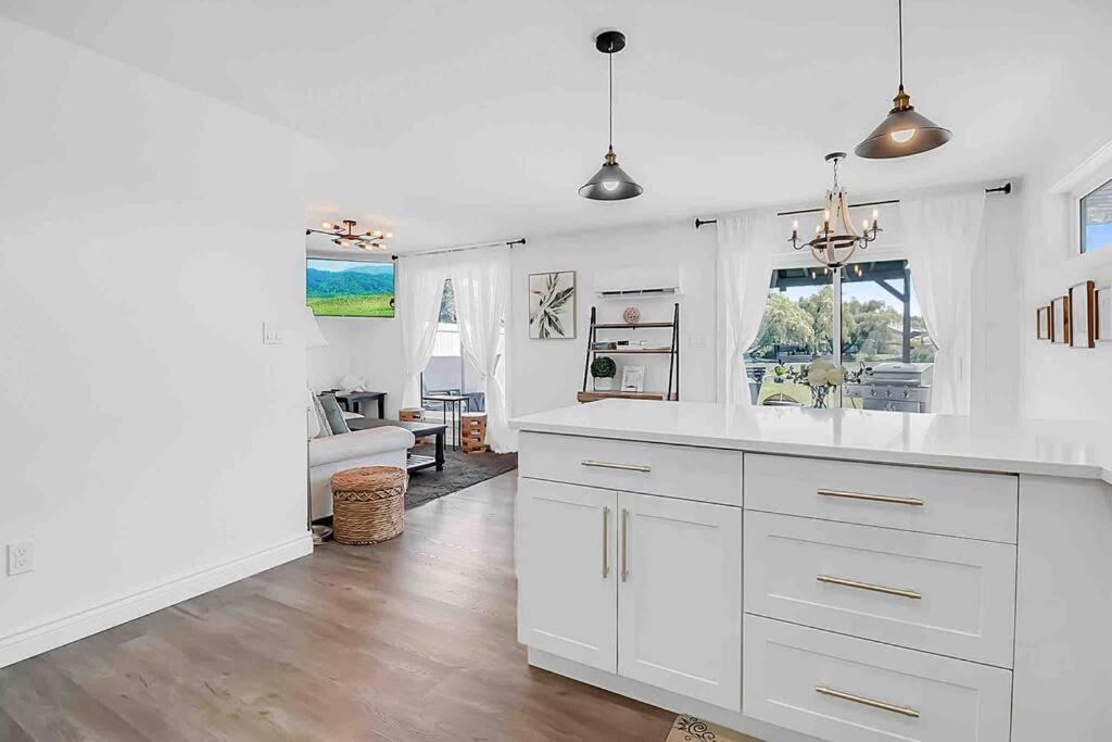 2 Bedroom Getaway On The River/Close To Marina Belle River Extérieur photo
