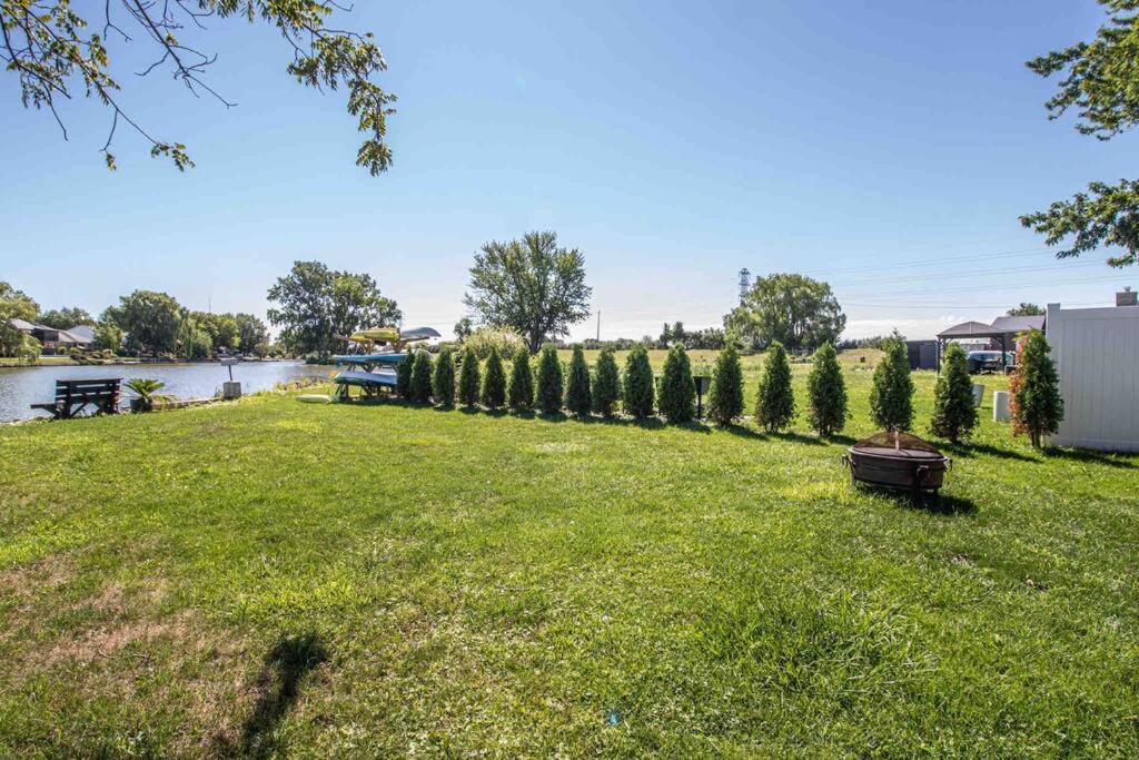 2 Bedroom Getaway On The River/Close To Marina Belle River Extérieur photo