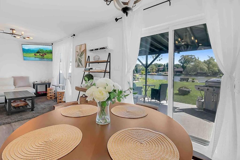 2 Bedroom Getaway On The River/Close To Marina Belle River Extérieur photo